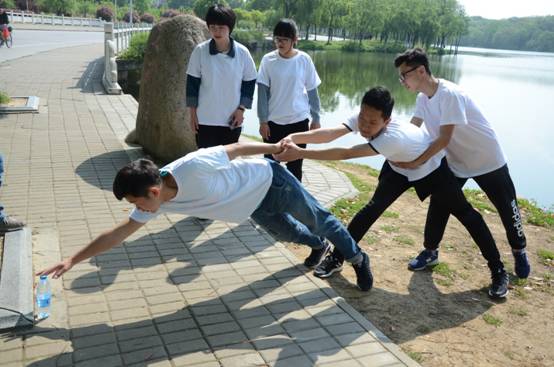 奔跑吧新葡萄之一路彩虹靛色站点游戏一.JPG